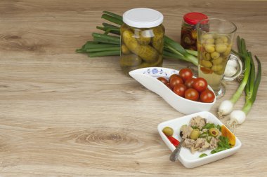 ton balıklı, sebzeli, lokanta hazırlık sağlıklı bir yemek konservesi