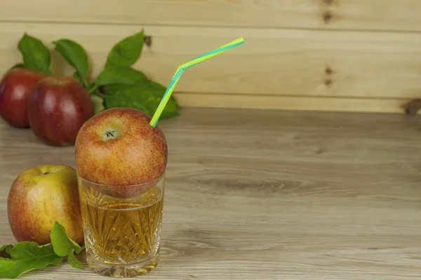 Zumo de manzana fresco, refresco fresco de verano, bebida dietética con vitaminas —  Fotos de Stock