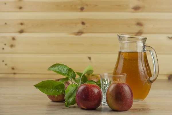 Jus de pomme frais, rafraîchissements d'été frais, boisson diététique avec vitamines — Photo