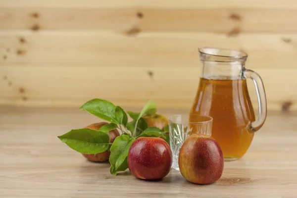 Zumo de manzana fresco, refresco fresco de verano, bebida dietética con vitaminas — Foto de Stock