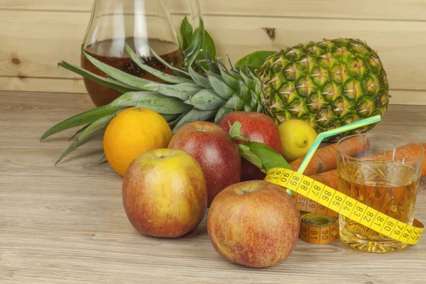 Alimento dietético, zumo de manzana, verduras y frutas, dieta conceptual, suplementos vitamínicos, suplementos — Foto de Stock