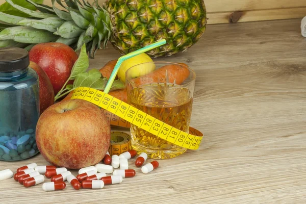 Дієтичне харчування, яблучний сік, овочі та фрукти, концепція дієти, вітамінні добавки, добавки — стокове фото