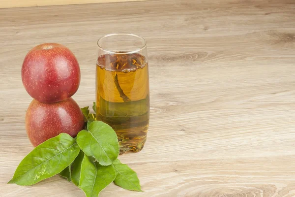 Zumo de manzana fresco, refresco fresco de verano, bebida dietética con vitaminas — Foto de Stock