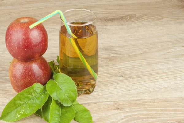 Свежий яблочный сок, прохладное летнее освежение, диетический напиток с витаминами — стоковое фото