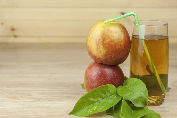 Свіжий яблучний сік, прохолодна літня закуска, дієтичний напій з вітамінами — стокове фото