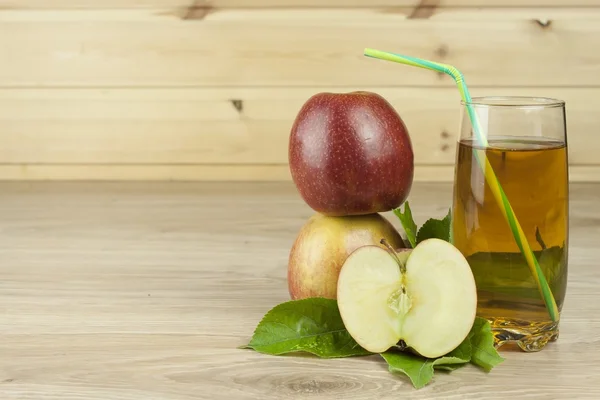 Zumo de manzana fresco, refresco fresco de verano, bebida dietética con vitaminas — Foto de Stock