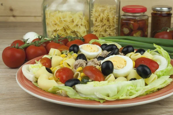 Uppfriskande sommar maträtt, pasta med tonfisk, grönsaker, oliver och ägg. Hälsosam mat för idrottare. — Stockfoto