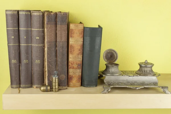 Vista frontal de livros antigos empilhados em uma prateleira. Livros sem título e autor . — Fotografia de Stock