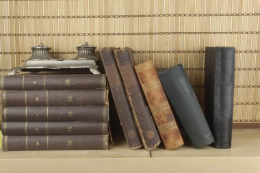 Açık bir raf üzerinde yığılmış kitaplar eski görüntüleyin. Başlık ve yazar olmadan kitap.