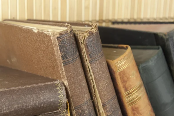 Vista frontal de livros antigos empilhados em uma prateleira. Livros sem título e autor . — Fotografia de Stock