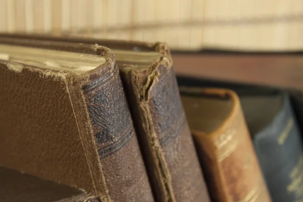 Vista frontal de libros antiguos apilados en un estante. Libros sin título y autor . — Foto de Stock