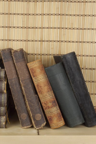 Вид на старые книги, сложенные на полке. Книги без названия и автора
.