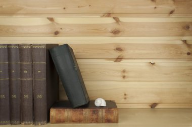 Açık bir raf üzerinde yığılmış kitaplar eski görüntüleyin. Başlık ve yazar olmadan kitap.