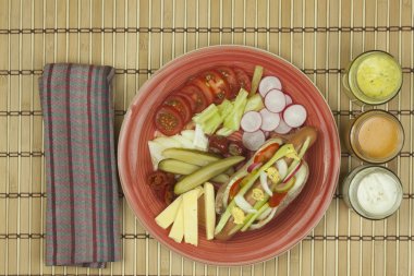 Ev içi kullanımına yönelik hızlı yiyecek hazırlama evde sebze ile sosisli.