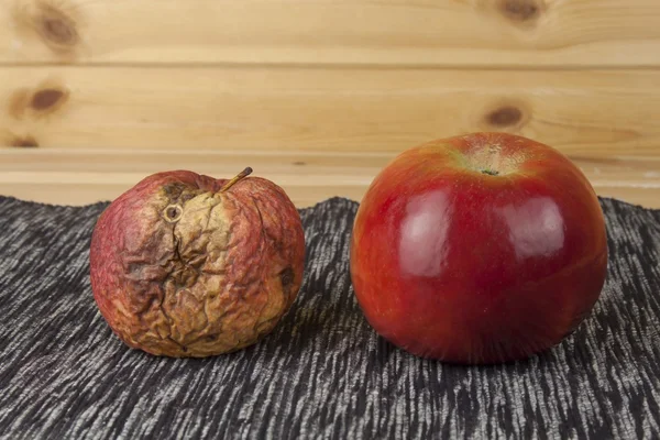 Duas maçãs diferentes, frescas e secas. Maçã bolorenta como conceito de problemas de pele. Maçã podre . — Fotografia de Stock
