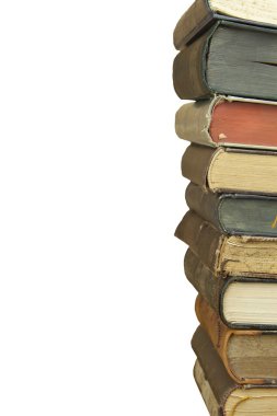 Açık bir raf üzerinde yığılmış kitaplar eski görüntüleyin. Kitap başlığı ve yazarı olmadan. Beyaz arka planda, yer, metniniz için izole.