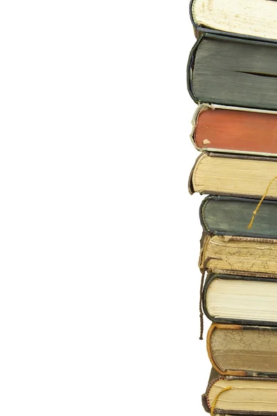 Vista frontal de libros antiguos apilados en un estante. Libros sin título y autor. Aislado sobre fondo blanco, lugar para su texto . —  Fotos de Stock