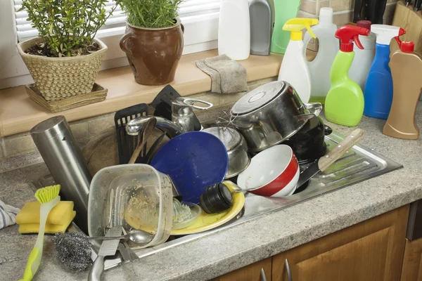 Des plats sales dans l'évier après les fêtes de famille. Nettoyage de la cuisine . — Photo