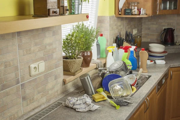 Aile kutlamaları sonra lavaboya bulaşık. ev mutfak Temizleme.