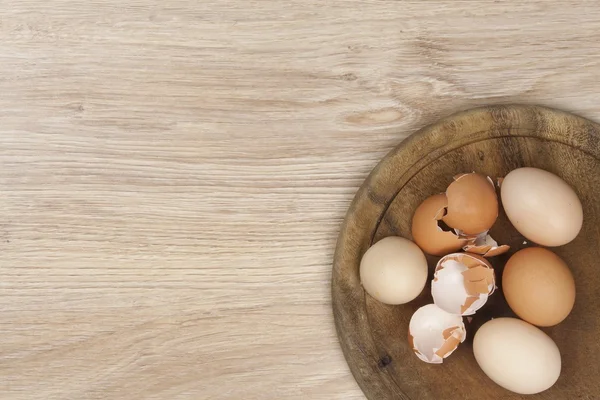 Huevos enteros y conchas que yacen sobre una mesa de madera. Preparación de tortillas fritas . —  Fotos de Stock