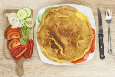 ahşap bir masa üzerinde sebze ile çırpılmış yumurta omlet. lokanta ev hazırlanması.