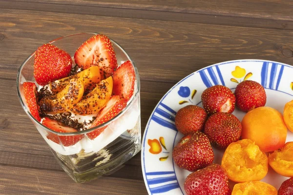 与水果的健康早餐。自制酸奶、 草莓、 杏和巧克力燕麦。撒上可可粉。装饰着一顿健康的早餐. — 图库照片