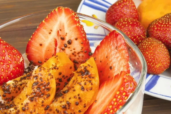 Hälsosam frukost med frukt. Hemgjord yoghurt, havregryn med jordgubbar, aprikoser och choklad. bevattnas med kakao. dekorerad med en hälsosam frukost. — Stockfoto