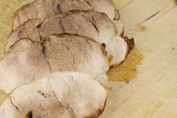 Asado de cerdo en rodajas en una tabla de cortar. Preparación de comidas para la familia . —  Fotos de Stock