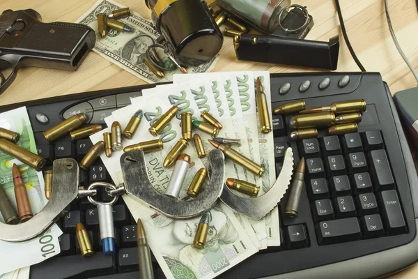 Comercio ilegal de armas por Internet. El comerciante arresta municiones ilegales. Crimen en Internet. Billetes en euros actuales y corona checa . —  Fotos de Stock