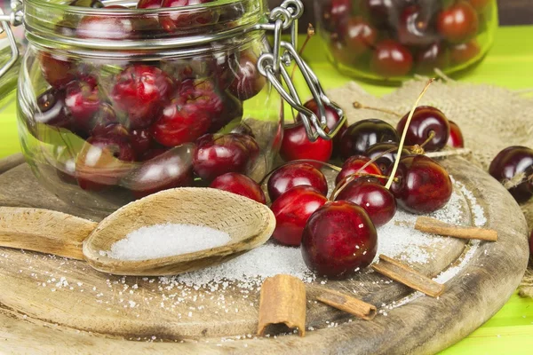 Producción nacional de mermelada de cereza. Cerezas recién recogidas listas para el enlatado. El suministro de frutas para el invierno y un día lluvioso. La preparación de dulces para la familia . — Foto de Stock