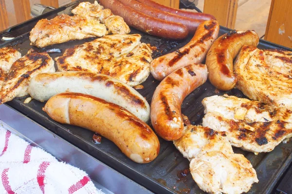 Barbecue on the electric grill.  Summer party, detailed view of grilled chicken and sausage. — Stok fotoğraf