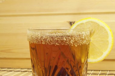 Kiraz rum ile gözlüklü. Yaz serinlemek için kokteyl hazırlama. Kamışı ROM ve şeker. İçinde ROM turşusu ekşi.