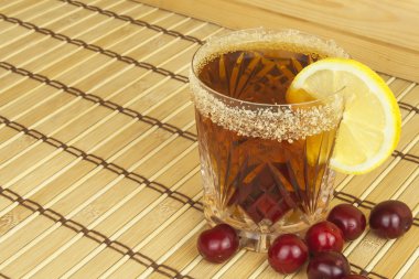 Kiraz rum ile gözlüklü. Yaz serinlemek için kokteyl hazırlama. Kamışı ROM ve şeker. İçinde ROM turşusu ekşi.