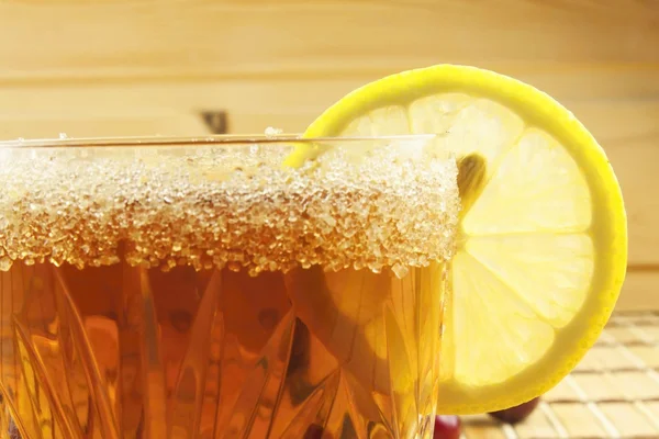 Bicchieri con ciliegie al rum. Preparazione per cocktail di ristoro estivo. Rum di canna e zucchero. Acido messo sotto aceto in rum . — Foto Stock