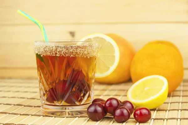 Copos com cerejas com rum. Preparação para o coquetel de refresco de verão. Rum de cana e açúcar. Azedo em conserva em rum . — Fotografia de Stock