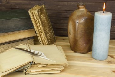 Eski kitaplar okumak için. Eski sözlükler okuyor. Tarihi Kütüphane, mum ışığında okuma.