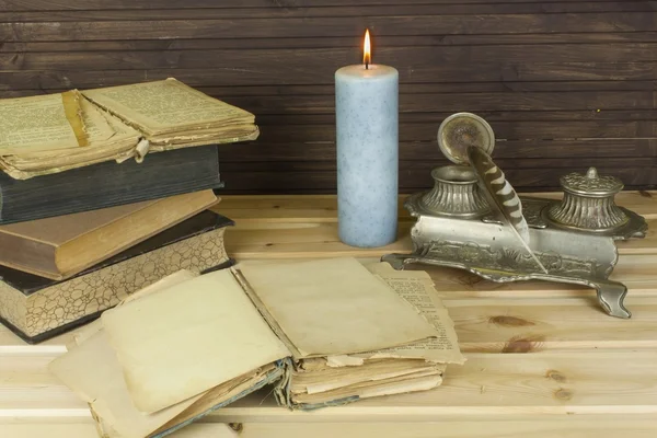 Oude boeken te lezen. Het bestuderen van oude woordenboeken. Historische bibliotheek, lezen bij kaarslicht. — Stockfoto