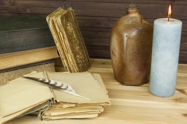 Livros antigos para ler. A estudar dicionários antigos. Biblioteca Histórica, leitura à luz de velas . — Fotografia de Stock