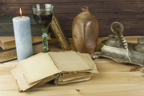 Livros antigos para ler. A estudar dicionários antigos. Biblioteca Histórica, leitura à luz de velas . — Fotografia de Stock