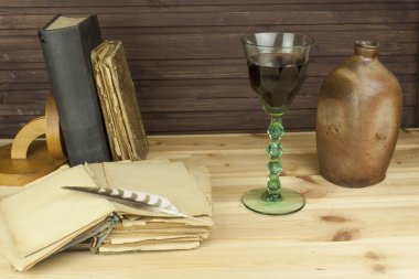 Eski kitaplar okumak için. Eski sözlükler okuyor. Tarihi Kütüphane, mum ışığında okuma.