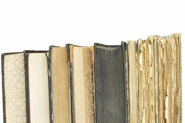 Vista frontal de libros antiguos apilados en un estante. Libros sin título y autor. Aislado sobre fondo blanco, lugar para su texto —  Fotos de Stock