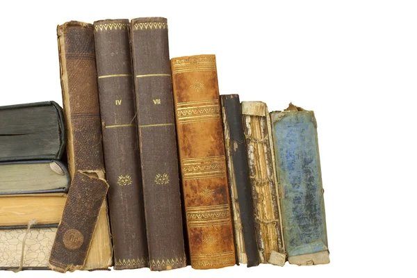Vorderansicht alter Bücher, die in einem Regal gestapelt sind. Bücher ohne Titel und Autor. isoliert auf weißem Hintergrund, Platz für Ihren Text — Stockfoto
