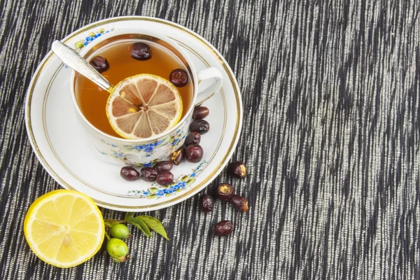 Tè caldo con limone e freccia rossa in tavola. Trattamento domiciliare per raffreddore e influenza. Trattamento del raffreddore con ricette tradizionali . — Foto Stock