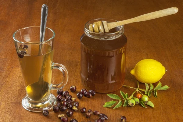 Chá quente com limão e seta vermelha na mesa. Tratamento caseiro para constipações e gripe. Tratamento de resfriados usando receitas tradicionais . — Fotografia de Stock