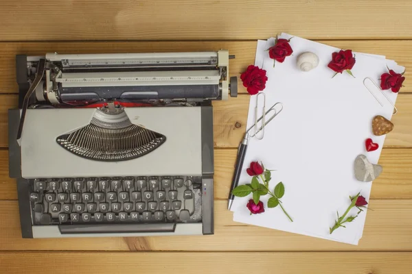 De schrijver schrijft een romantiek roman. Een liefdesbrief voor Valentijnsdag. Verklaring van de liefde geschreven op papier. Liefde in woorden en letters. Hart schriftelijke verklaring van de liefde. — Stockfoto