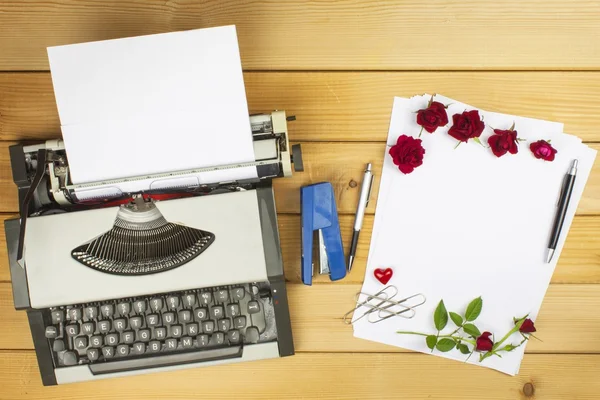 El escritor escribe una novela romántica. Una carta de amor para San Valentín. Declaración de amor escrita en papel. Amor en palabras y letras. Declaración de amor escrita de corazón . — Foto de Stock