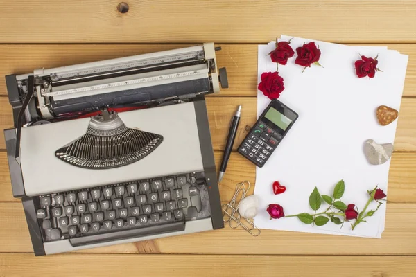 El escritor escribe una novela romántica. Una carta de amor para San Valentín. Declaración de amor escrita en papel. Amor en palabras y letras. Declaración de amor escrita de corazón . — Foto de Stock