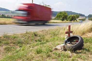 Memorial site çok trajik trafik kazası bir ülke yolda. Motosikletçiler ölümü yerine. Tehlikeli ölümcül hız. Kaza tehlikesi. Yollarda hız. Anıt road yakınındaki.