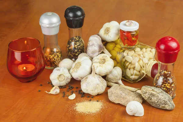 Spices and ingredients to prepare meat for grilling. Garlic, aromatic ingredients for flavoring food. Home remedy for colds and flu. Garlic marinated in olive oil. Seasoning food. — Stock Photo, Image