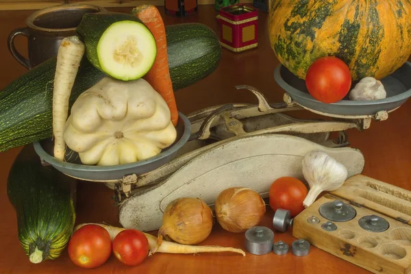 Coltivare verdure nell'azienda agricola biologica. Verdure coltivate in un piccolo orto di casa. Vecchio peso metallico sul cibo fatto in casa. Sfondo con verdure. Promozione di diete sane, preparazione di alimenti dietetici . — Foto Stock